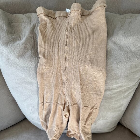 Assets Red Hot Label Spanx, Size 4 - Picture 1 of 3